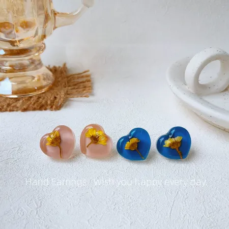 Small heart-shaped resin-inlaid flower-patterned stud earrings with a cold and elegant design for ladies Small heart-shaped resin-inlaid flower-patterned stud earrings with a cold and elegant design for ladies